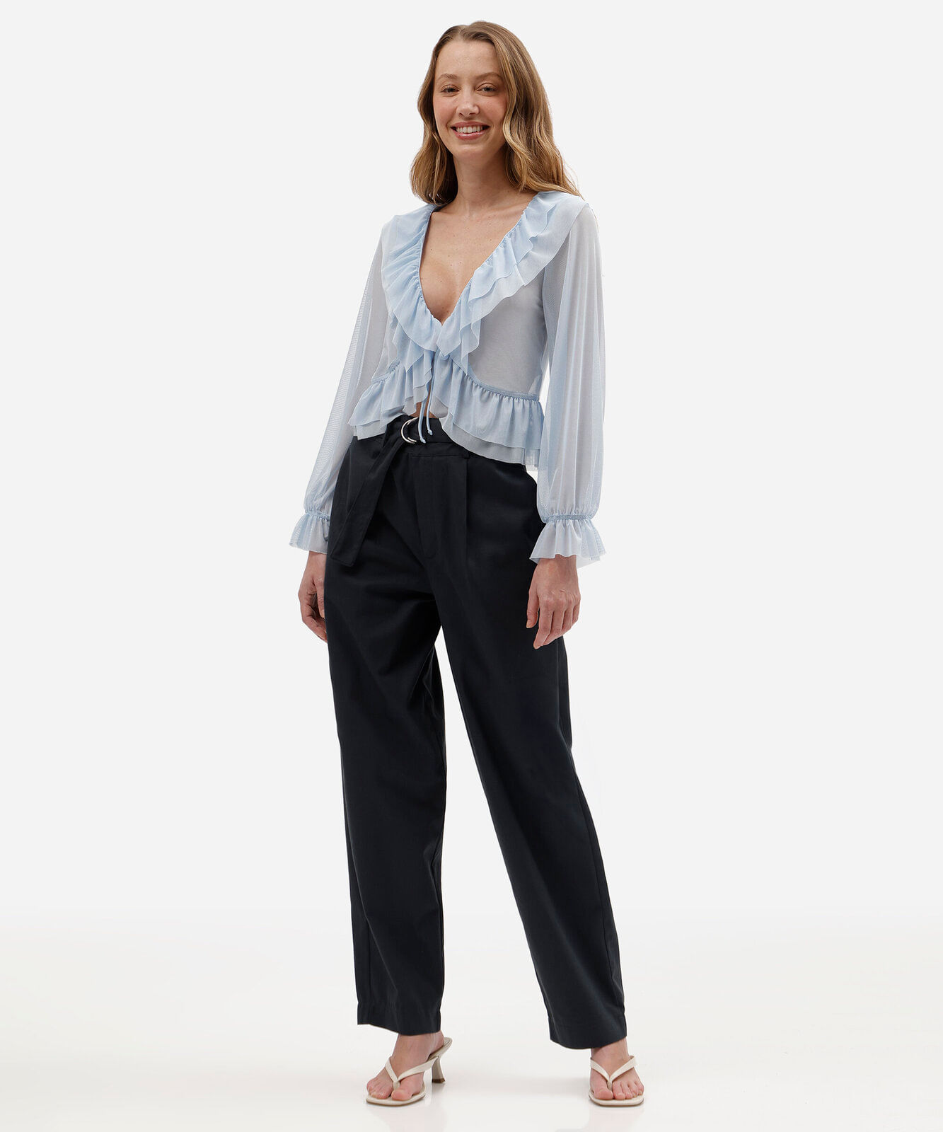 calça cenoura feminina de sarja com pregas e fivela azul