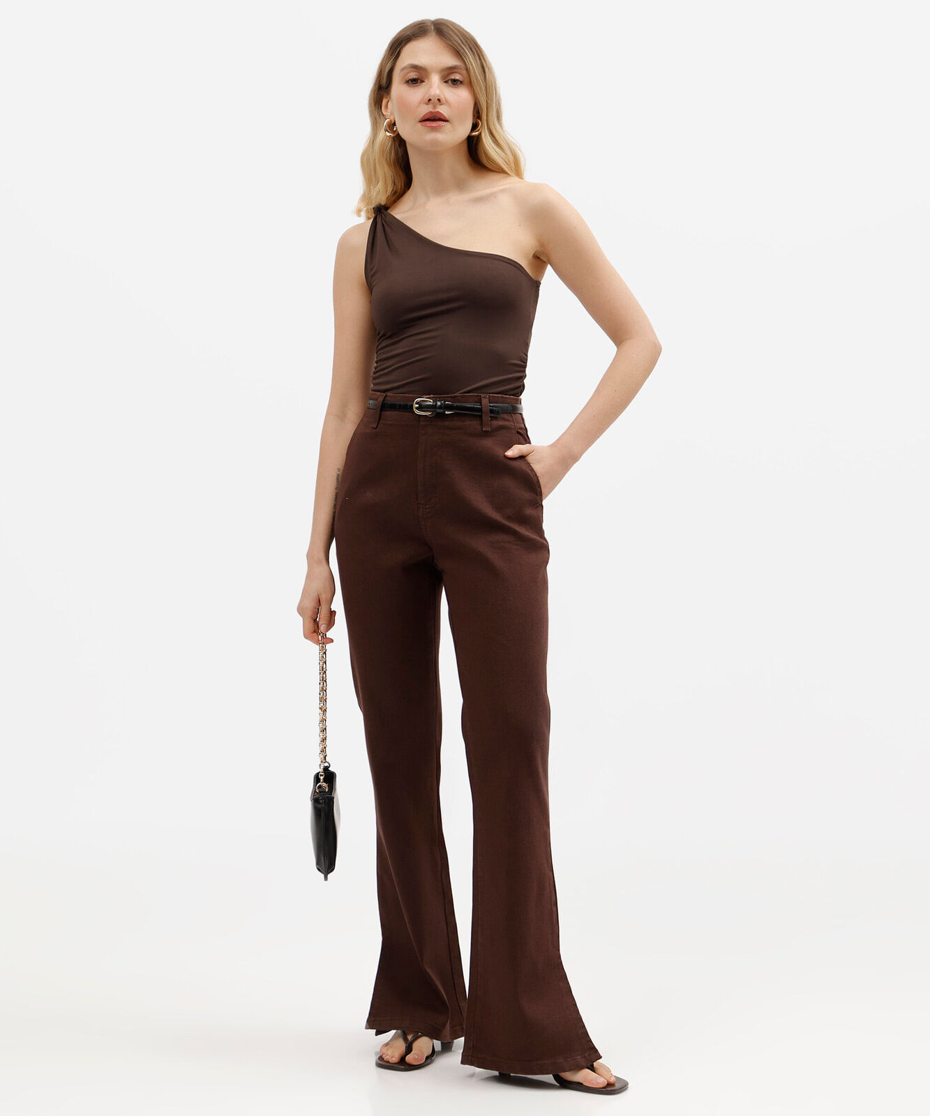 calça boot cut petit feminina de sarja com fenda sawary marrom