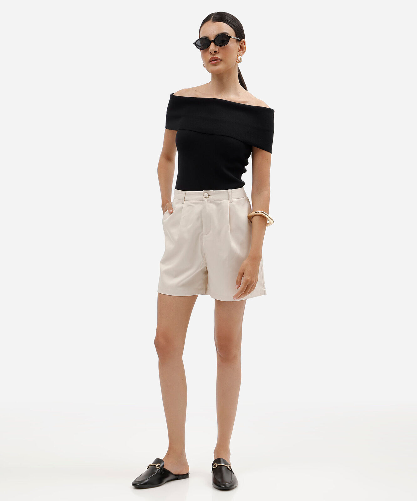 shorts feminino de alfaiataria com pregas bege