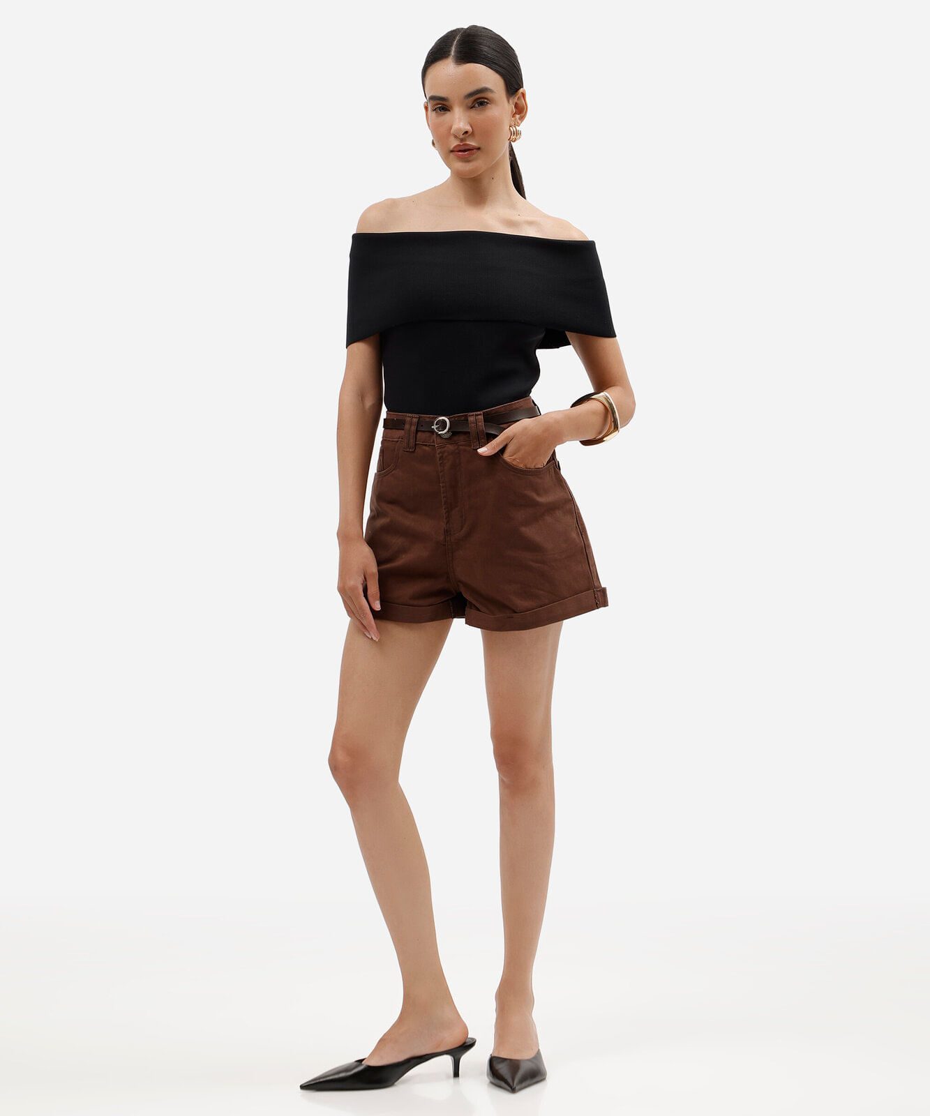 short mom feminino de sarja com cinto marrom