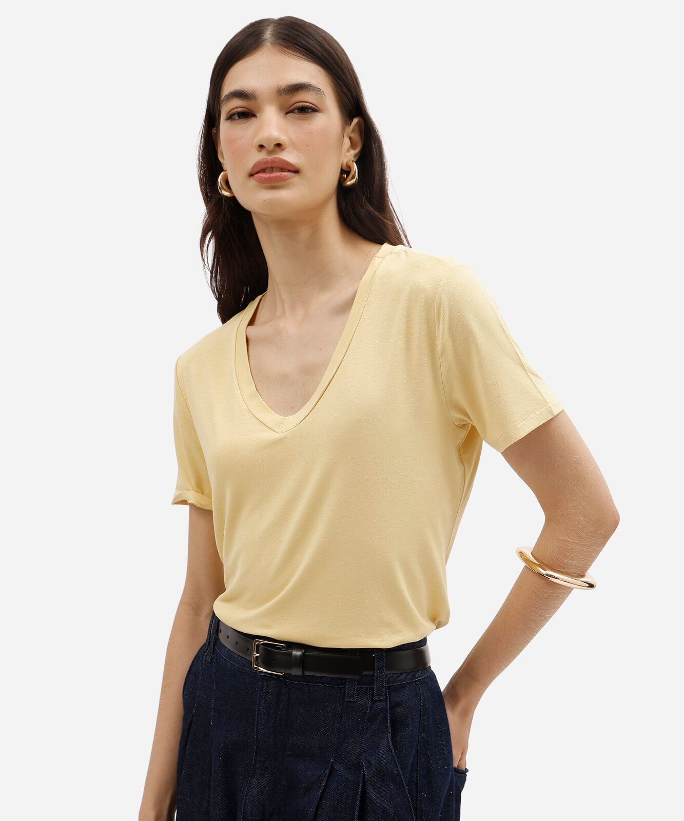 camiseta básica feminina de viscose manga curta decote v amarela