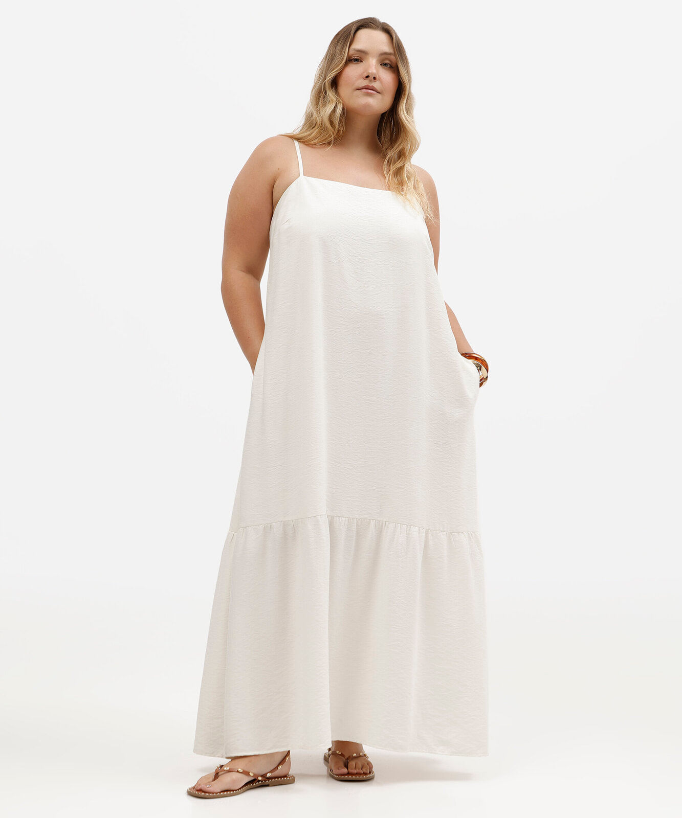 vestido midi feminino alça fina com recorte e bolsos texturizado plus size off white