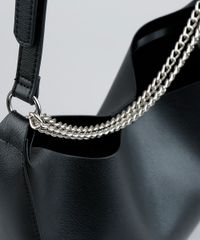 Bolsa-Hobo-Feminina-com-Correntes-Preta-9250671-Preto_6
