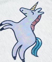 Blusa-Infantil-Unicornio-Holografico-com-Paetes-Manga-Curta-Decote-Redondo-Cinza-Mescla-Claro-9381676-Cinza_Mescla_Claro_4