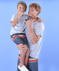 Camiseta-Infantil-Agua-de-Coco-Tal-Pai-Tal-Filho-com-Bolso-Listrado-Manga-Curta-Gola-Careca-Cinza-Mescla-Claro-9342057-Cinza_Mescla_Claro_2