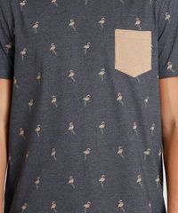 Camiseta-Masculina-Estampada-de-Flamingos-com-Bolso-Manga-Curta-Gola-Careca-Cinza-Mescla-Escuro-9382527-Cinza_Mescla_Escuro_4