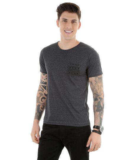 Camiseta-com-Bolso-Estampado-Cinza-Escuro-8331503-Cinza_Escuro_1