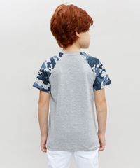 Camiseta-Infantil-Raglan-com-Estampa-Camuflada-Manga-Curta-Gola-Careca-Cinza-Mescla-9388979-Cinza_Mescla_2
