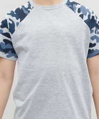 Camiseta-Infantil-Raglan-com-Estampa-Camuflada-Manga-Curta-Gola-Careca-Cinza-Mescla-9388979-Cinza_Mescla_4