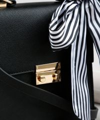 Bolsa-Transversal-Feminina-com-Lenco-Estampado-Listrado-Preta-9250428-Preto_4