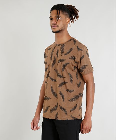 Camiseta-Masculina-Estampada-de-Penas-Manga-Curta-Gola-Careca-Caramelo-9409238-Caramelo_1