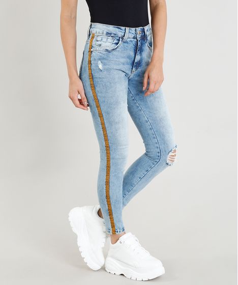 calça jeans clara com listra lateral