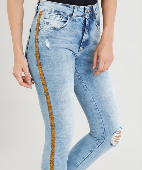 calça jeans clara com listra lateral