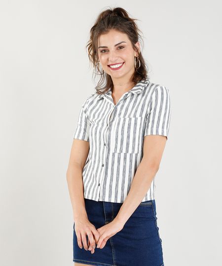 Camisa Feminina Cropped Listrada com Bolso Manga Curta Off White Menor preço em Camisa Feminina Cropped Listrada com Bolso Manga Curta Off White