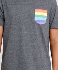 Camiseta-Masculina-com-Bolso-Estampado-Arco-Iris-Manga-Curta-Gola-Careca-Cinza-Mescla-Escuro-9223915-Cinza_Mescla_Escuro_4