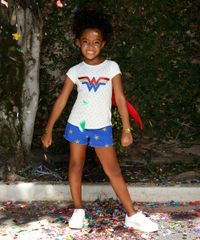 Blusa-Infantil-Carnaval-Mulher-Maravilha-com-Capa-Manga-Curta-Off-White-9433378-Off_White_2