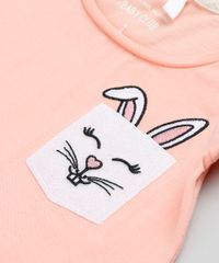 Blusa-Infantil-com-Bolso-de-Coelhinho-Manga-Curta-Decote-Redondo-Coral-9429825-Coral_5