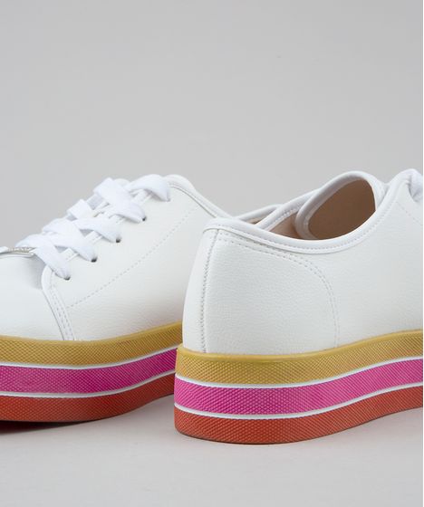 tenis branco com solado colorido