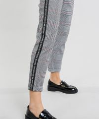 Calca-Feminina-Jogger-Estampada-Xadrez-com-Faixa-Lateral-Preta-9367488-Preto_4