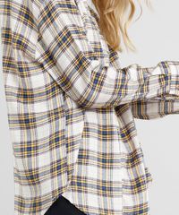 Camisa-Feminina-Oversized-em-Flanela-Estampada-Xadrez-Manga-Longa-Bege-Claro-9364273-Bege_Claro_4