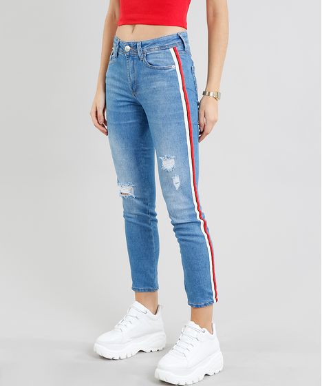 calça jeans clara com listra lateral