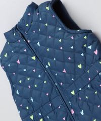 Colete-Infantil-Puffer-Matelasse-Estampado-de-Coracoes-Azul-Marinho-9349776-Azul_Marinho_4 Colete-Infantil-Puffer-Matelasse-Estampado-de-Coracoes-Azul-Marinho-9349776-Azul_Marinho_4