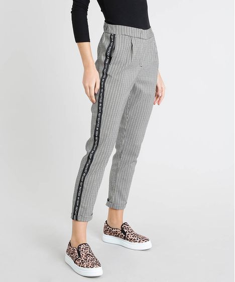 calça xadrez com faixa lateral