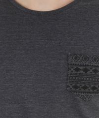 Camiseta-com-Bolso-Estampado-Cinza-Escuro-8331451-Cinza_Escuro_4