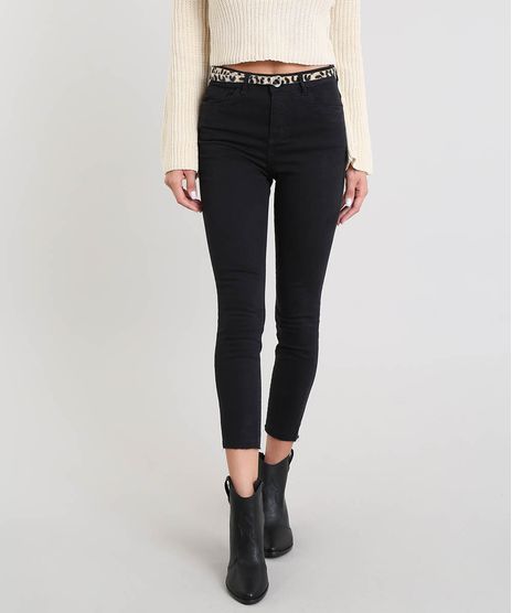 Calca-Jeans-Feminina-Cropped-com-Barra-Desfiada-e-Cinto-Animal-Print-Preta-9453701-Preto_1