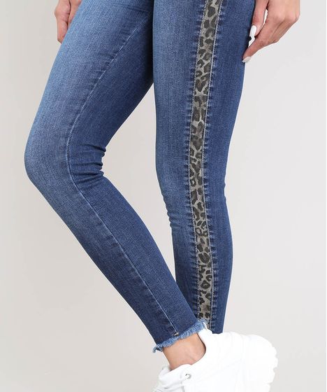 calça jeans feminina com detalhe na lateral