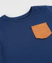 Camiseta-Infantil-com-Bolso-em-Suede-Manga-Curta-Gola-Careca-Azul-Marinho-9451790-Azul_Marinho_5
