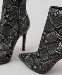 Bota-Feminina-Bico-Fino-Croco-Estampado-Animal-Print-Preta-9526823-Preto_5 Bota-Feminina-Bico-Fino-Croco-Estampado-Animal-Print-Preta-9526823-Preto_5