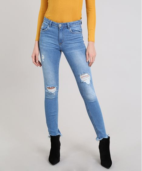 calça jeans com desfiado na barra