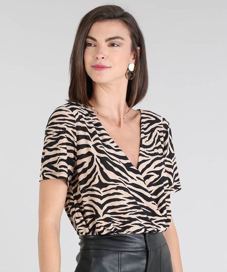 Blusa Feminina Estampada Animal Print Decote V Manga Curta Bege Menor preço em Blusa Feminina Estampada Animal Print Decote V Manga Curta Bege