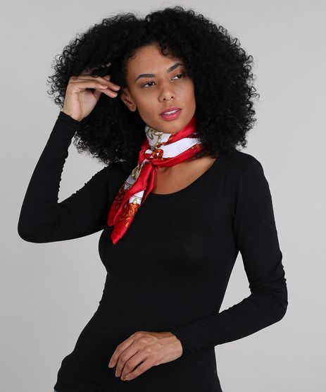 vestido preto com lenço vermelho