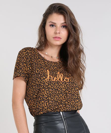 Blusa Feminina "Hello" Estampada Animal Print Manga Curta Decote Redondo Caramelo Menor preço em Blusa Feminina "Hello" Estampada Animal Print Manga Curta Decote Redondo Caramelo