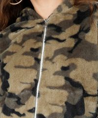 Jaqueta-Feminina-em-Pelo-Estampada-Camuflada-com-Capuz-Verde-Militar-9421229-Verde_Militar_4