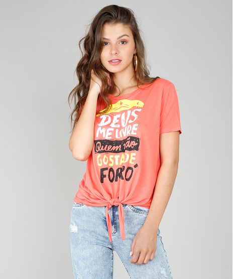 Blusa-Feminina-com-Estampa--Deus-me-livre--Decote-Redondo-Manga-Curta-Coral-9572883-Coral_1