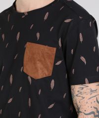 Camiseta-Masculina-Estampada-de-Penas-com-Bolso-Manga-Curta-Gola-Careca-Preta-9548221-Preto_4