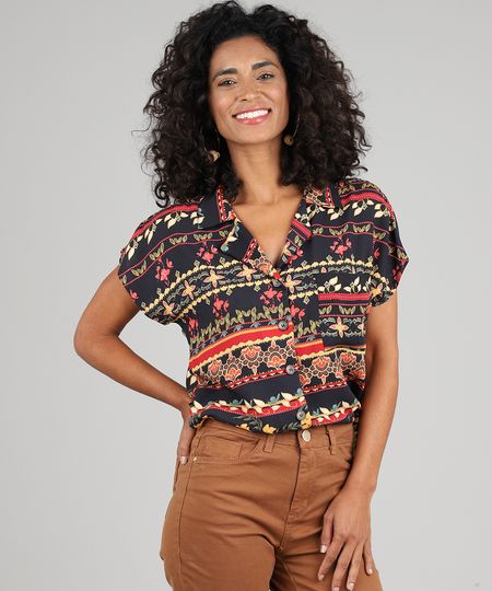 Camisa-Feminina-Estampada-Floral-com-Bolso-Manga-Curta-Preto-9530002-Preto_1