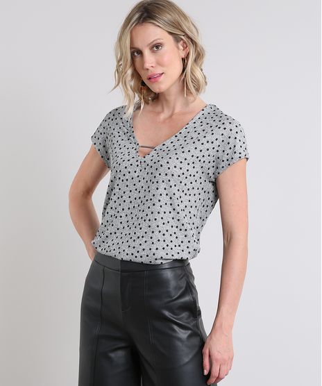 Blusa-Feminina-Canelada-Estampada-de-Poa-com-Detalhe-Metalico-Manga-Curta-Decote-V-Cinza-Mescla-9591975-Cinza_Mescla_1