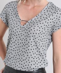 Blusa-Feminina-Canelada-Estampada-de-Poa-com-Detalhe-Metalico-Manga-Curta-Decote-V-Cinza-Mescla-9591975-Cinza_Mescla_4